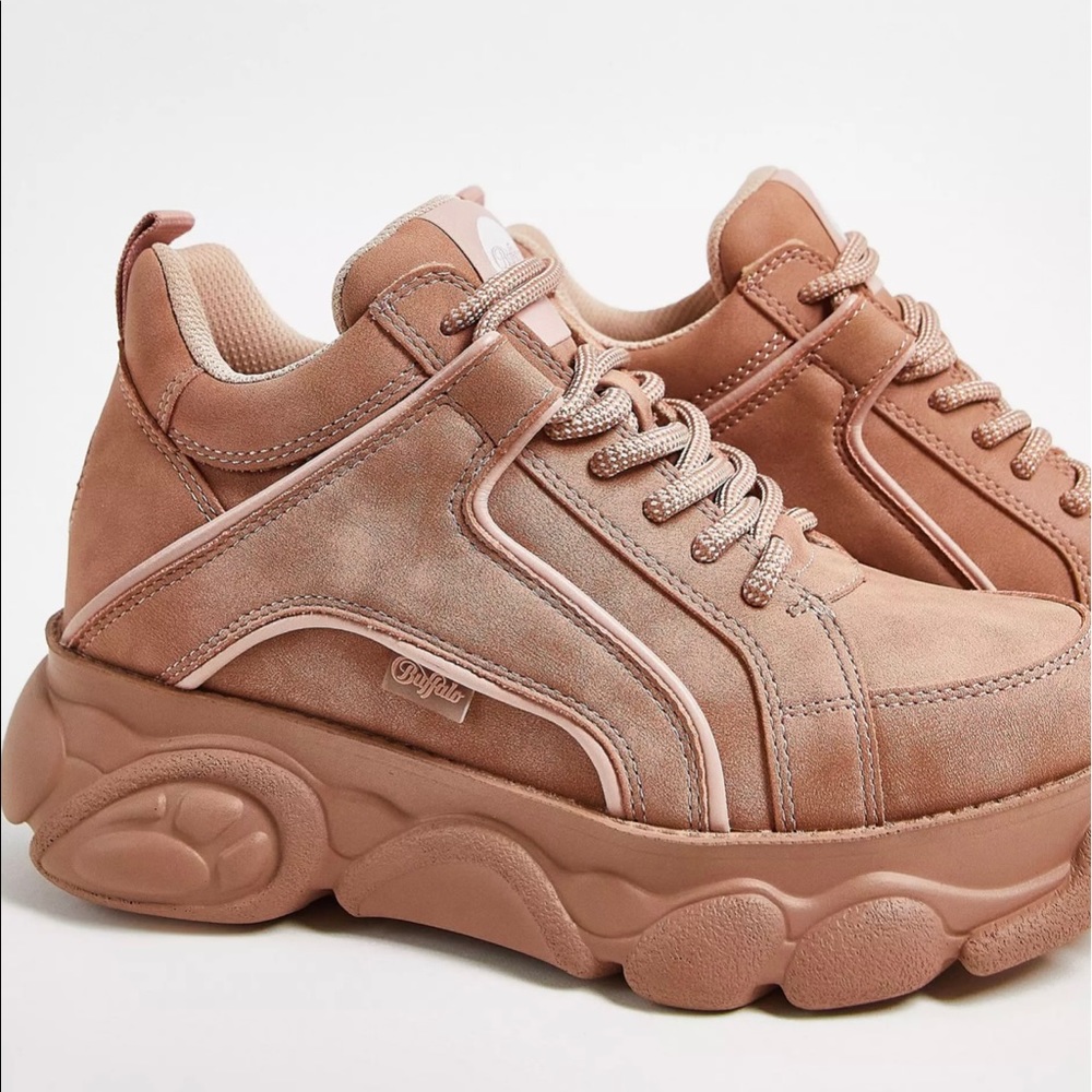 Buffalo London Low Platform Sneakers in Rose